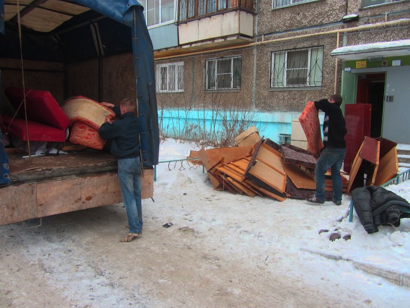 Вывезти старый диван на свалку недорого